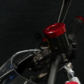 PRO BOLT Priekinių stabdžių rezervuaro dangtelis raudonas APRILIA / CAGIVA 125-1200cc 90-21