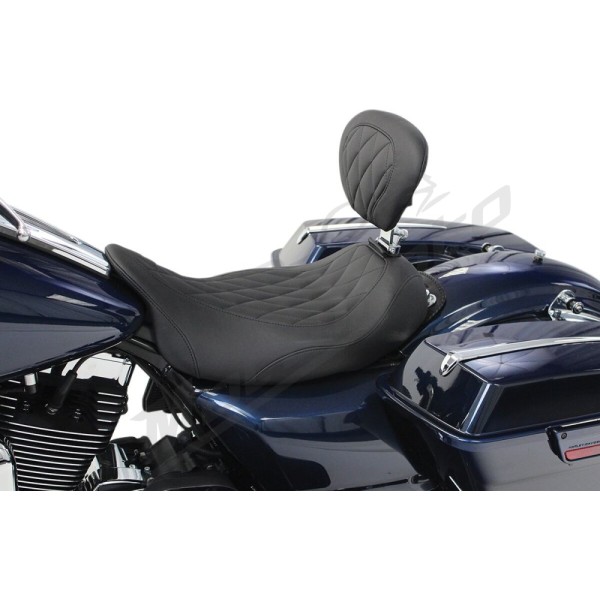 MUSTANG "Wide Tripper™" sėdynė Harley-Davidson FLH / FLHRC / FLHT / FLHTC / FLHTCU / FLHTK / FLHTKL/FLRT / FLTR / FLTRU / FLTRX / FLTRXS / FLTRK / FLTRXSE / FLTRXST 1584–1923 (2008–2025)