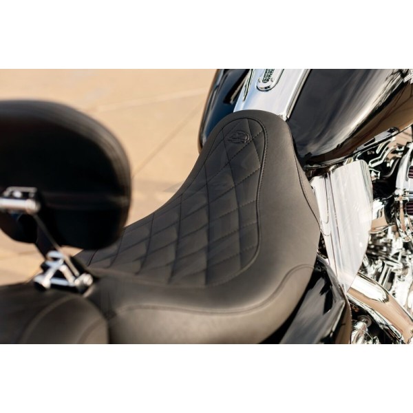 MUSTANG "Wide Tripper™" sėdynė Harley-Davidson FLH / FLHRC / FLHT / FLHTC / FLHTCU / FLHTK / FLHTKL/FLRT / FLTR / FLTRU / FLTRX / FLTRXS / FLTRK / FLTRXSE / FLTRXST 1584–1923 (2008–2025)