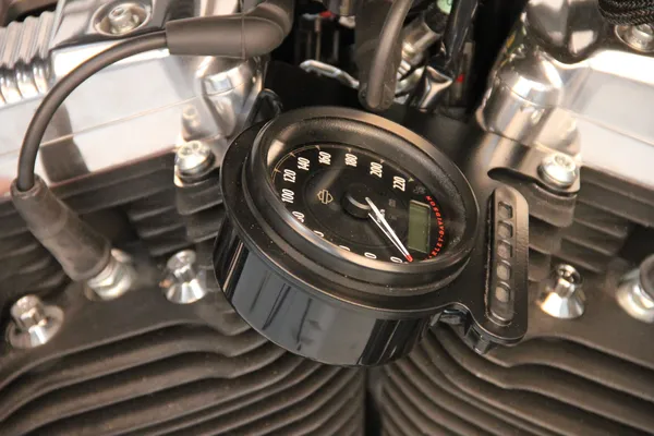 CULT WERK Spidometro laikiklis šone Harley Davidson XL 883-1200cc 04-22