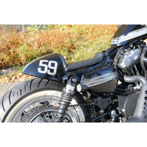 CULT WERK Galinis sparnas juodas Cafe su sėdyne Harley Davidson XL 883-1200cc 2004-2022