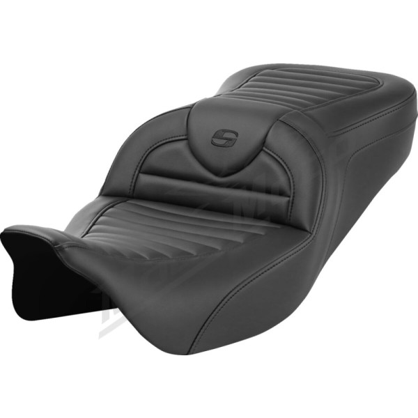 SADDLEMEN "Roadsofa™ Standard Reach Seat" sėdynė Harley Davidson FLH / FLHR / FLHTC / FLHTK / FLHX / FLTRX / FLTRXST 1584-1923cc 08-23