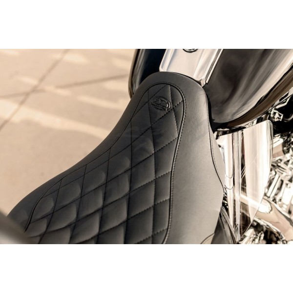 MUSTANG "Wide Tripper™" sėdynė Harley-Davidson FLH / FLHRC / FLHT / FLHTC / FLHTCU / FLHTK / FLHTKL/FLRT / FLTR / FLTRU / FLTRX / FLTRXS / FLTRK / FLTRXSE / FLTRXST 1584–1923 (2008–2025)