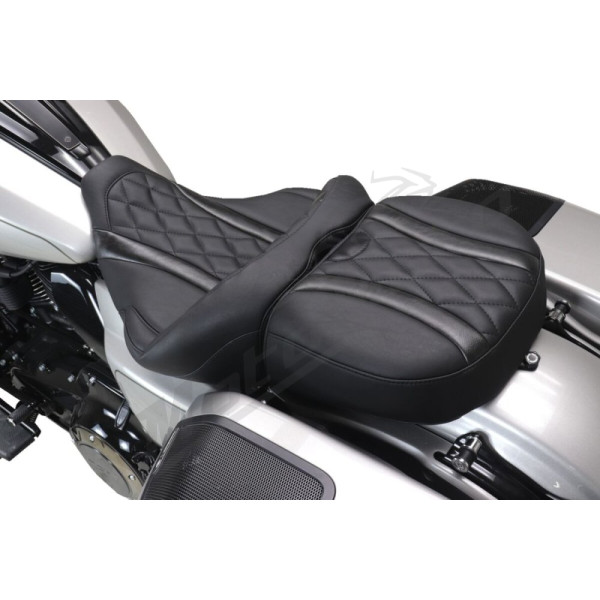 MUSTANG Deluxe Touring sėdynė Harley Davidson FLHX / FLHXL / FLHXSE / FLTRX / FLTRXSE / FLTRXSTSE 1923-1977 23-26