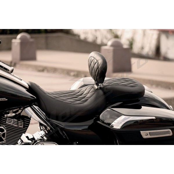 MUSTANG "Wide Tripper™" sėdynė Harley-Davidson FLH / FLHRC / FLHT / FLHTC / FLHTCU / FLHTK / FLHTKL/FLRT / FLTR / FLTRU / FLTRX / FLTRXS / FLTRK / FLTRXSE / FLTRXST 1584–1923 (2008–2025)