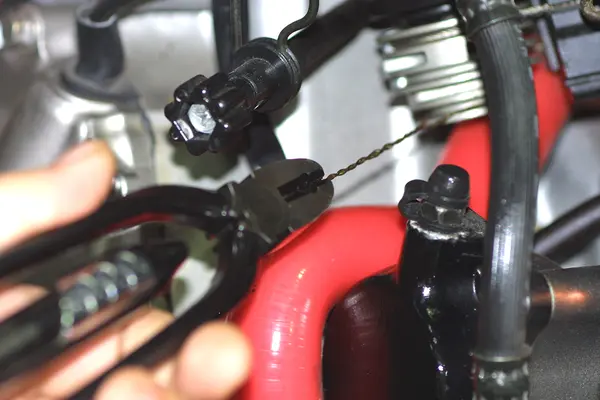 BIKESERVICE Vielos sukimo (pynimo) replės 215mm