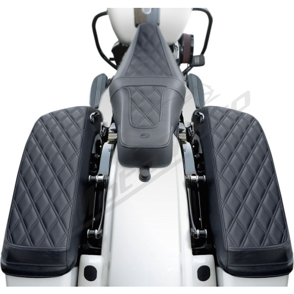 SADDLEMEN Lattice Stitch Šoninių daiktadėžių uždangalai / apsaugos Harley Davidson FLH / FLHR / FLHTK / FLHX / FLTRX 1690-1977 14-23