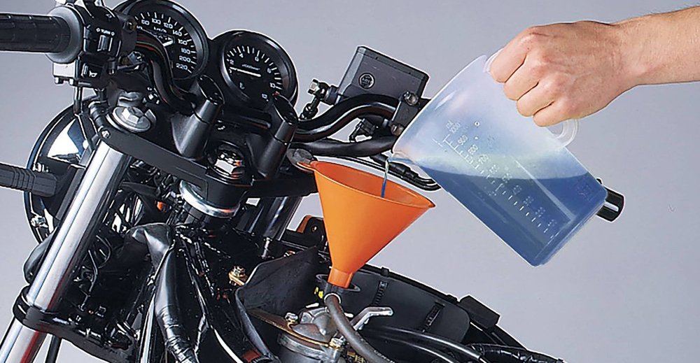 Aušinimo skystis motociklui: kokį rinktis, kas kiek laiko keisti?