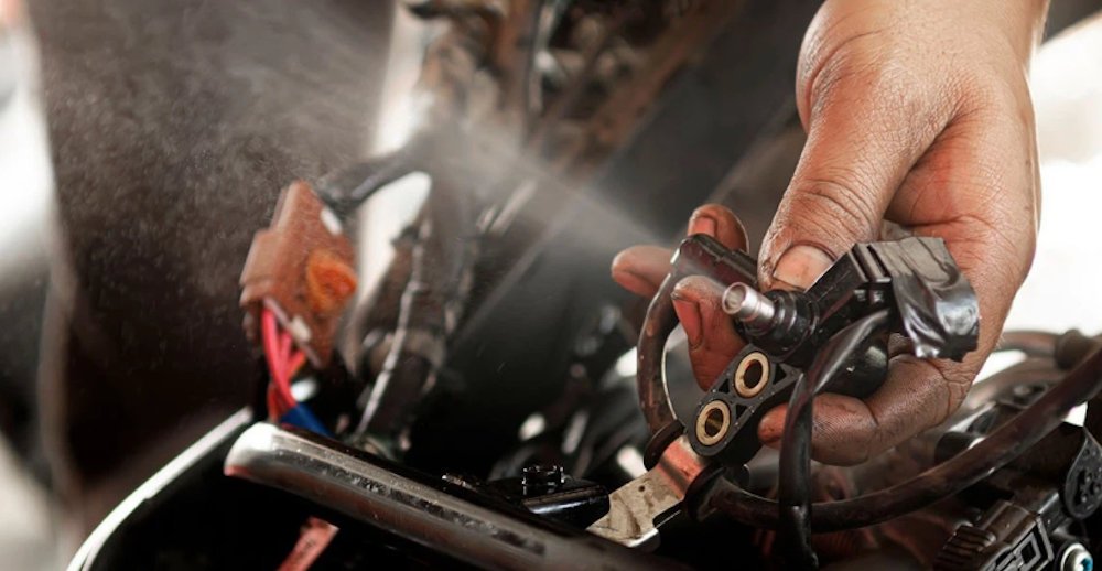 Why does a motorcycle jerk? Common causes and solutions
